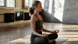 Práticas simples de yoga que vão te ajudar a lidar com o estresse  