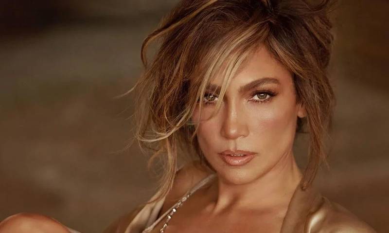 Jennifer Lopez traz uma nova inspiração em um look para encontros casuais