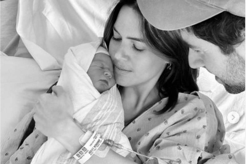 Emocionada, Mandy Moore anuncia o nascimento de seu segundo filho