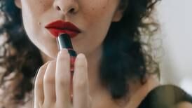 Lábios carnudos: este truque de make para mulheres acima dos 40 vai mudar sua vida