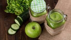 Quer emagrecer? Experimente fazer este suco verde MARAVILHOSO de pepino, aipo e maçã 