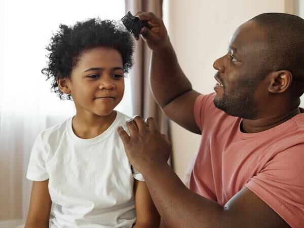 Curso se propõe a criar vínculo entre pais e filhas por meio de penteados