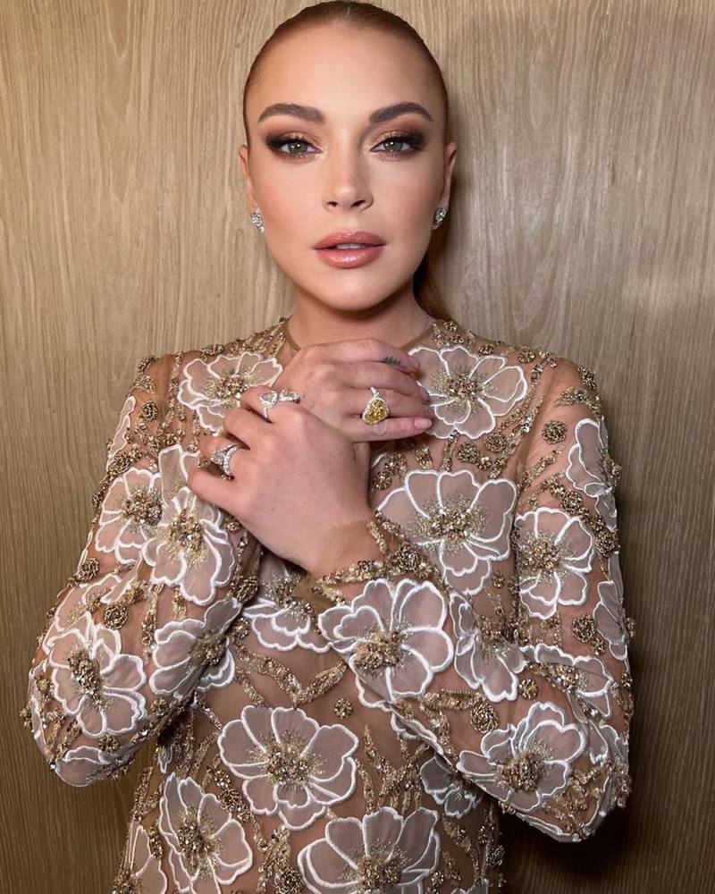 Lindsay Lohan faz seu retorno em um vestido deslumbrante