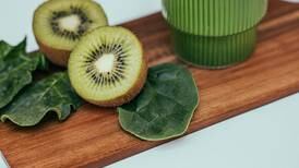 Saiba como preparar um suco simples de kiwi que ajuda no rejuvenescimento da pele