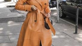 Moda: o casaco de couro é a tendência chic da estação