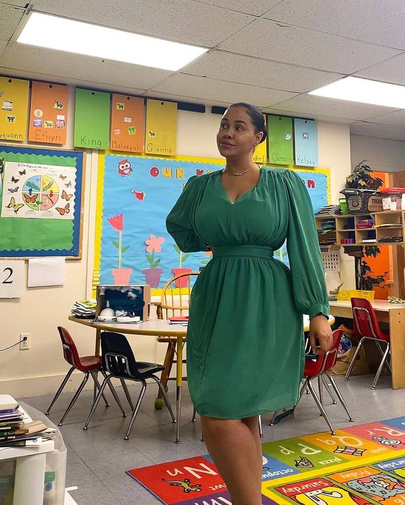 Pais acusam professora de querer atenção pelas roupas que usa para dar aula