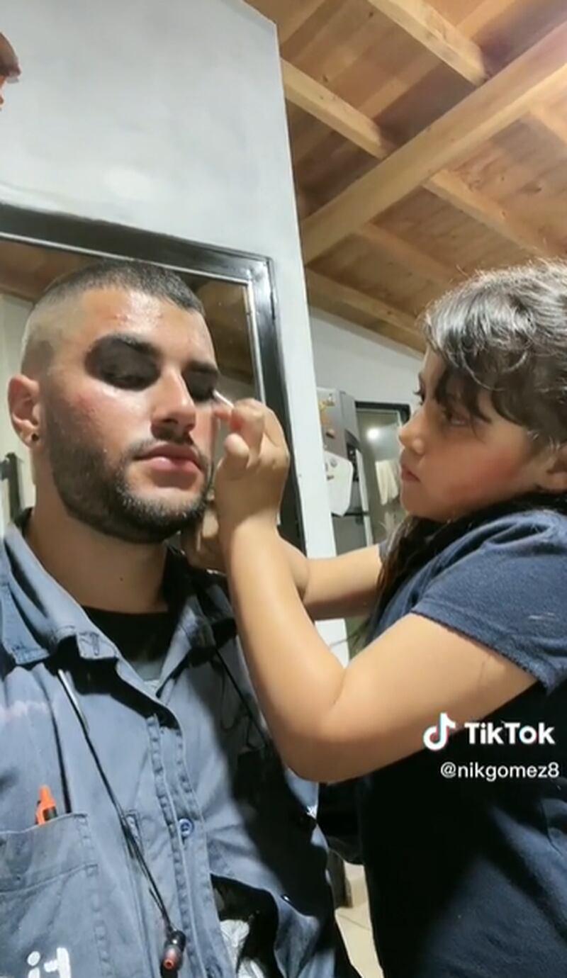 Rapaz é elogiado por internautas após deixar sobrinha o maquiar em seu 'salão de beleza'