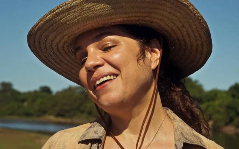 Foto de cena com a atriz Isabel Teixeira, que interpreta Maria Bruaca em Pantanal