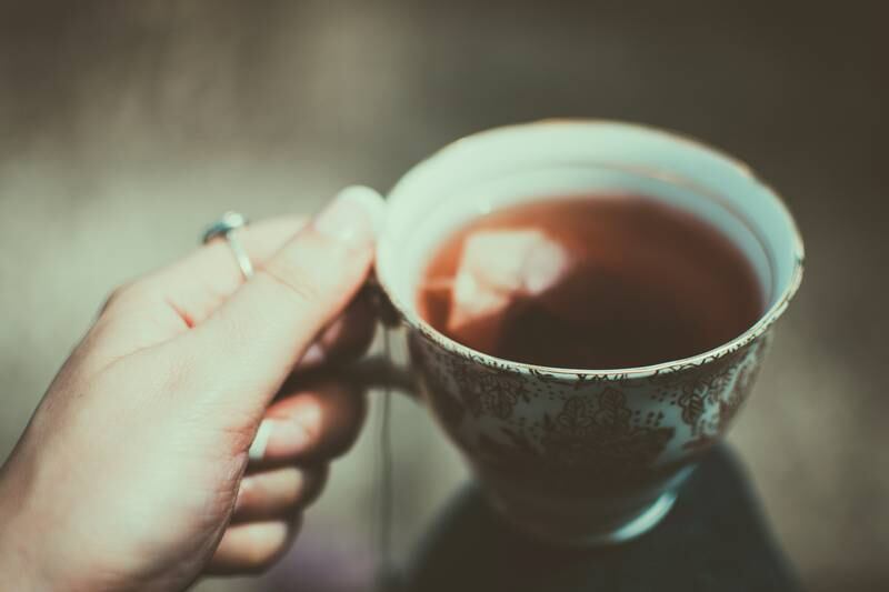 Segurando xícara de chá