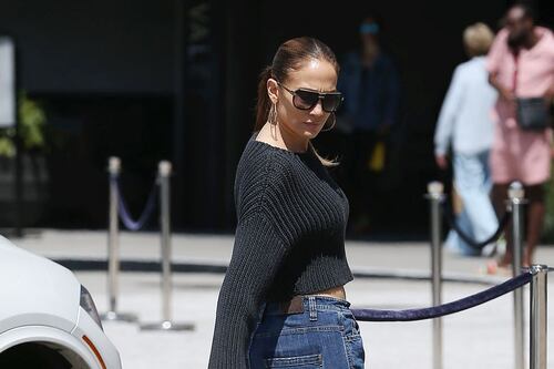 Jennifer Lopez ensina como usar a calça jeans perfeita para mulheres baixinhas