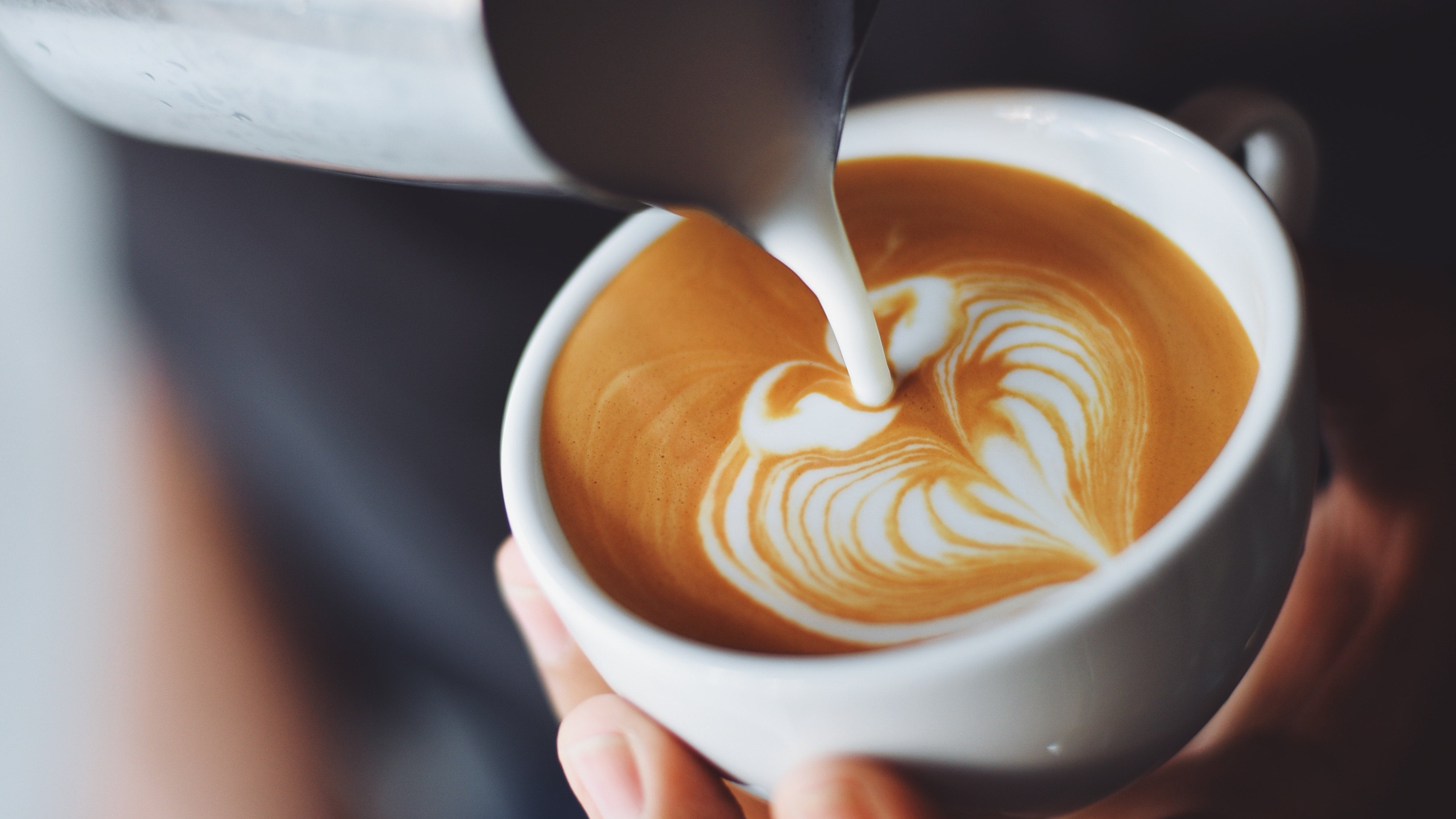 O café logo de manhã pode mais atrapalhar do que ajudar