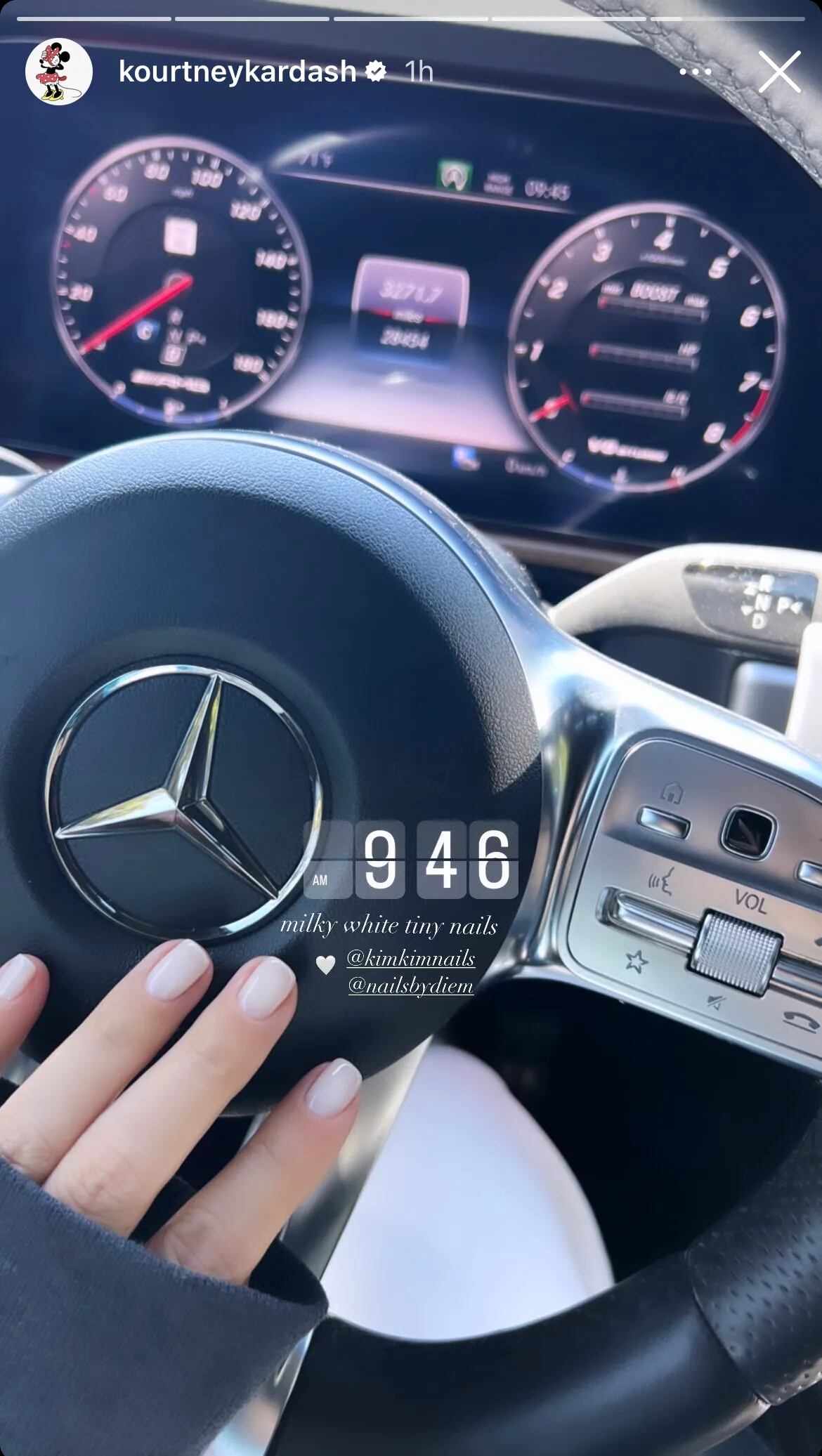 Se depender de Kourtney Kardashian, as unhas claras e pequenas serão as queridinhas do momento