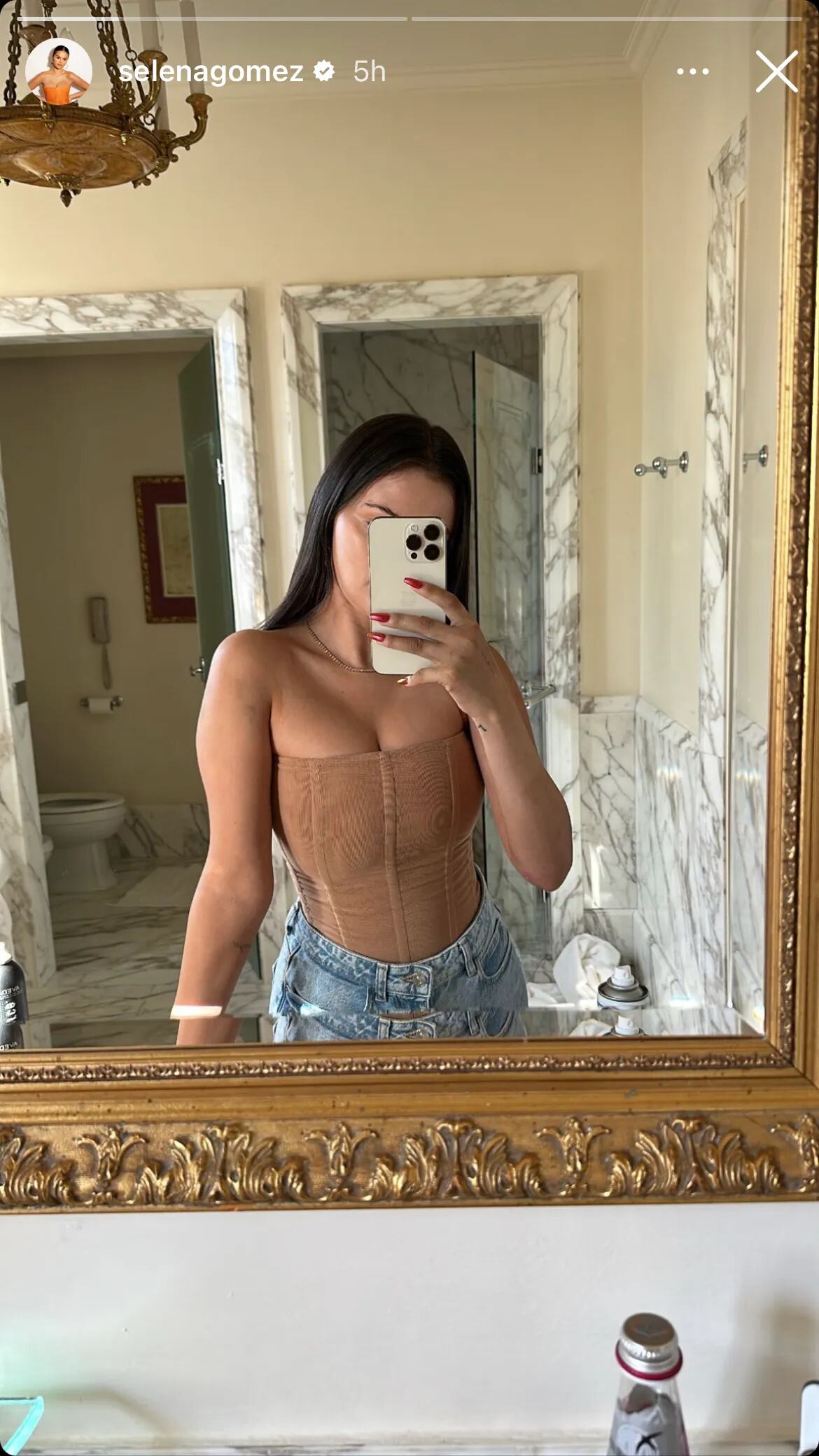 Moda: Selena Gomez prova que o jeans funciona perfeitamente com peças nude