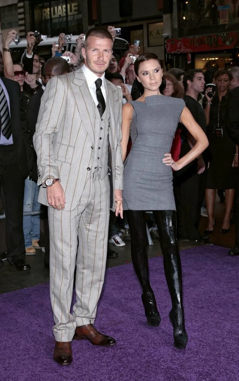 Victoria Beckham aposta no sapato da MSCHF em parceria com a Crocs