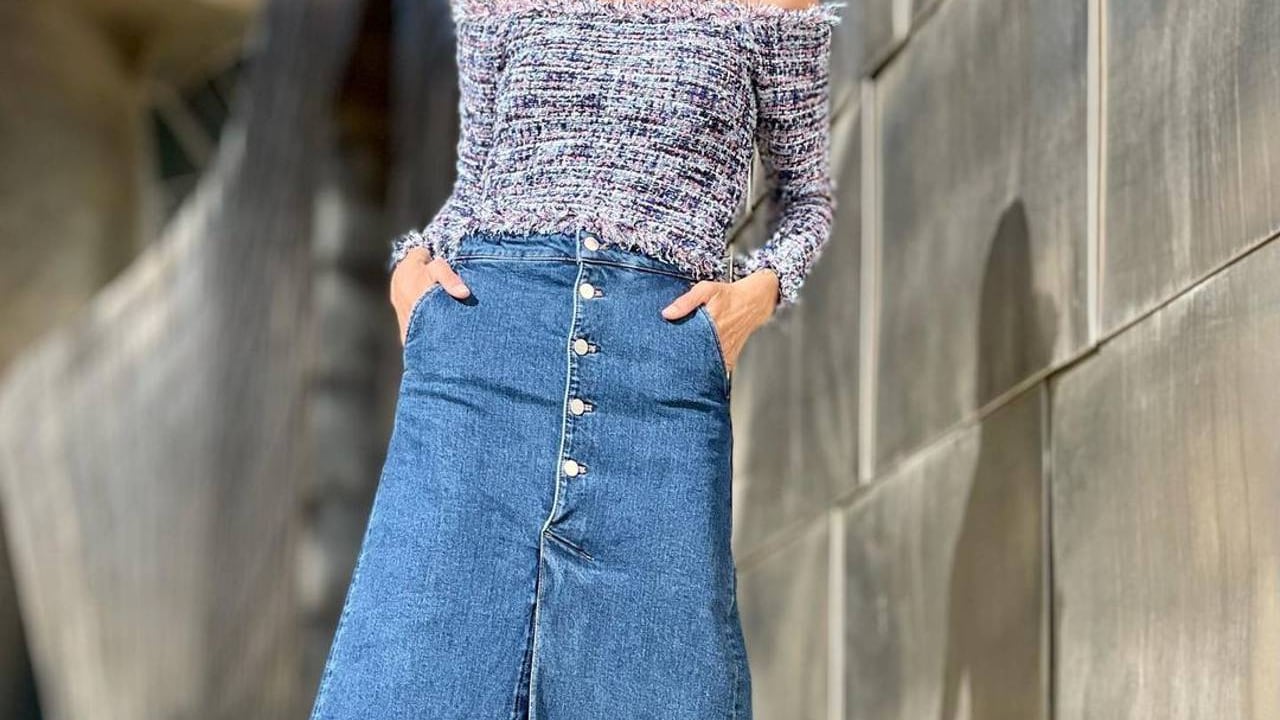 As saias jeans estão em alta: veja como usar as peças se você já passou dos 50, com looks modernos e elegantes