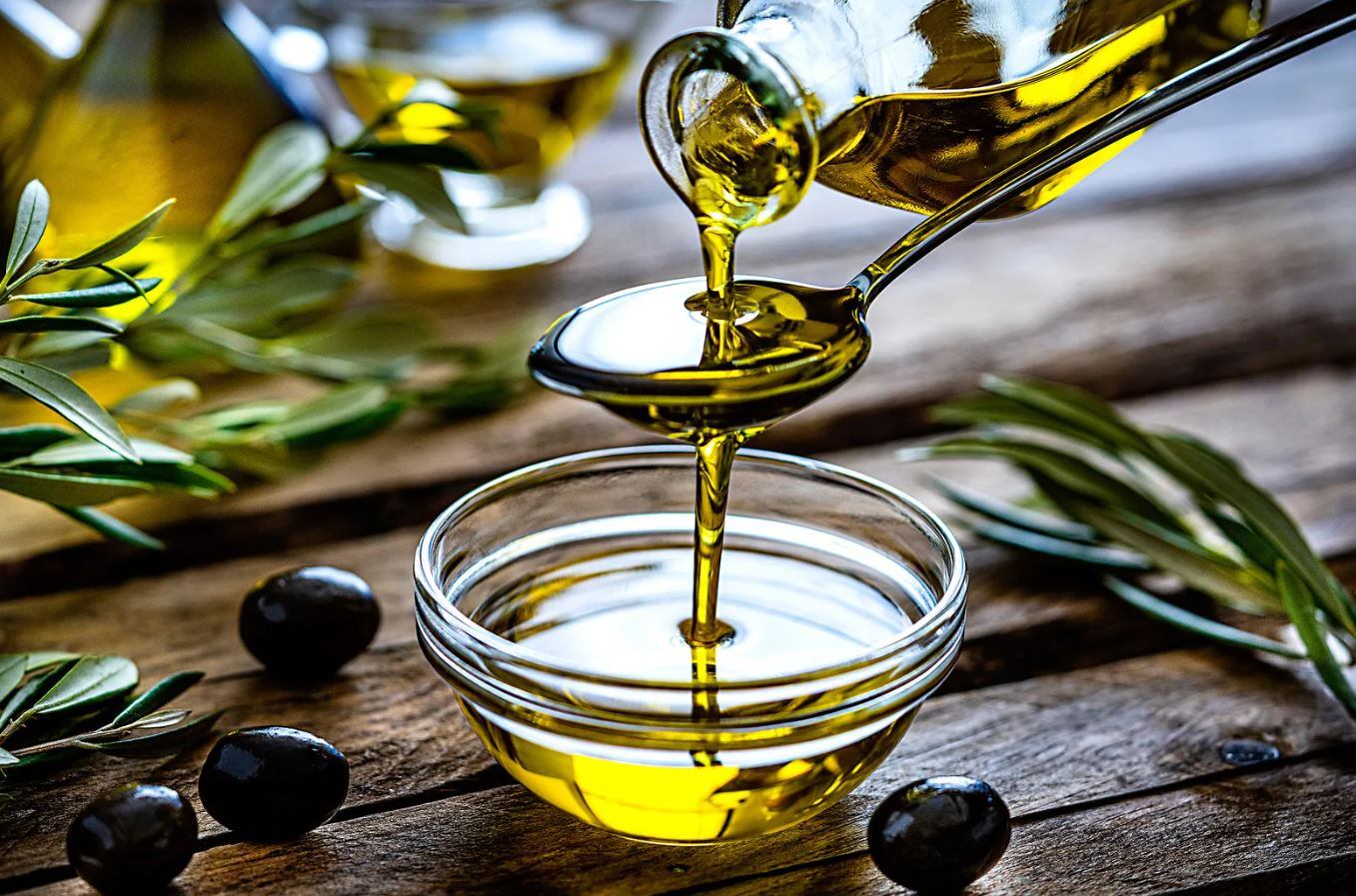 El aceite de Oliva ayuda a las personas a defecar.| Foto: Vogue Mexico