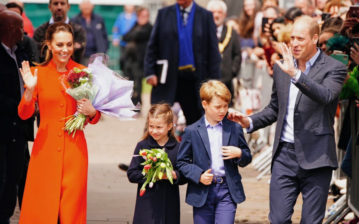 Segundo fontes relataram ao Daily Mirror anteriormente, a Rainha Elizabeth II teria tido “várias conversas” com o príncipe William pedindo que ele “parasse de voar, principalmente com mau tempo”, em meio a temores de que um acidente pudesse ameaçar a linha de sucessão.