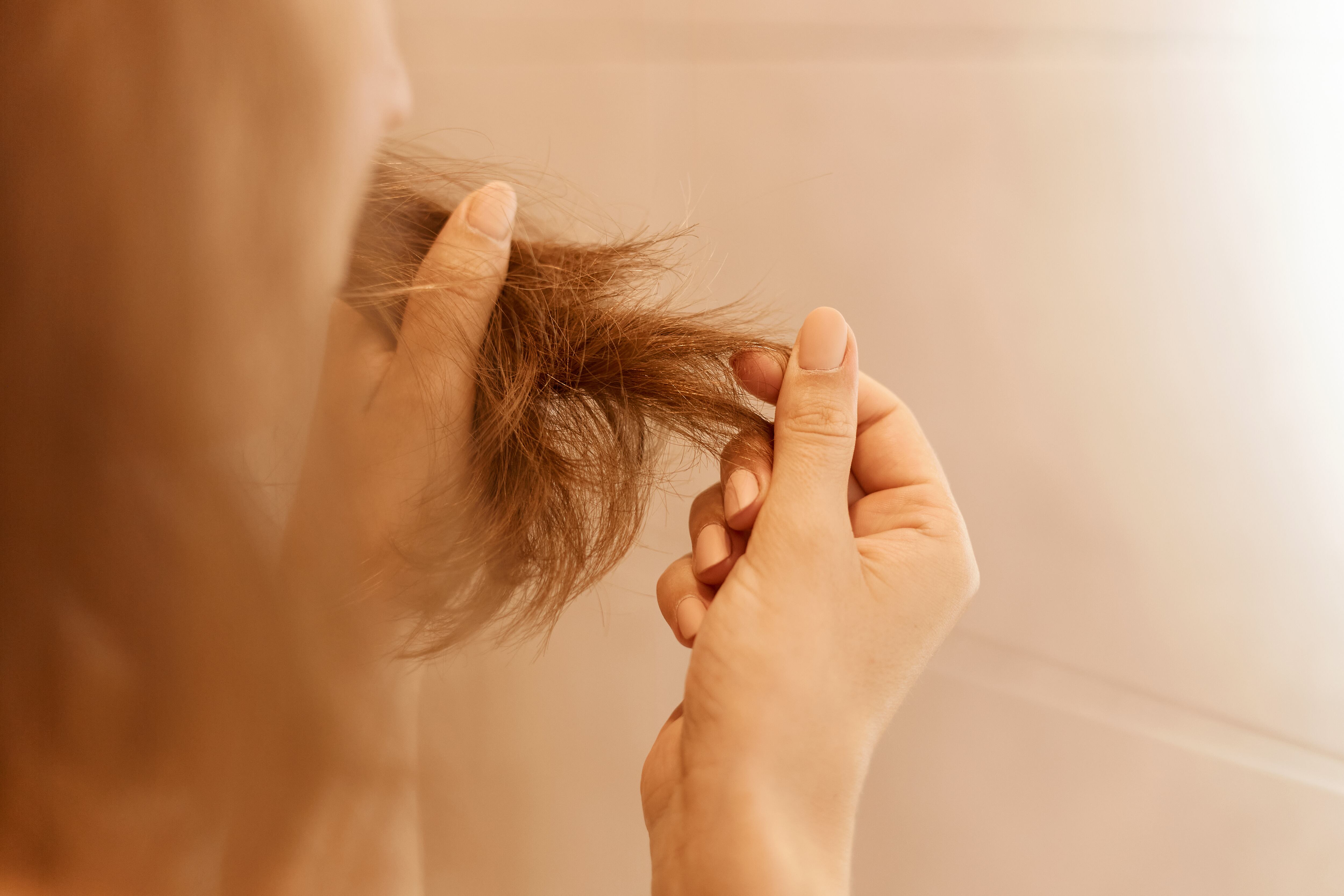 Mulher com cabelo caindo