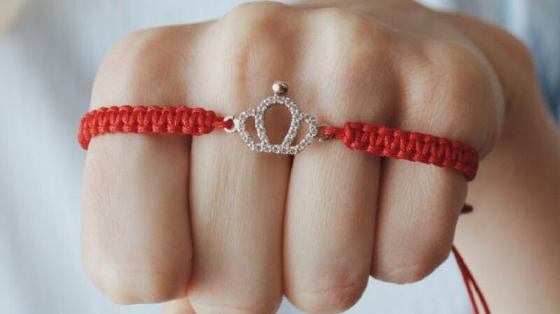 Feng Shui: Em qual mão você deve colocar a pulseira de proteção vermelha para ativá-la?