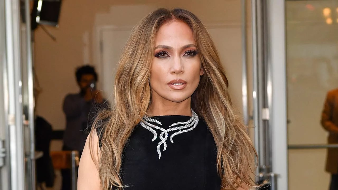 Sem maquiagem, Jennifer Lopez ensina três dicas para cuidar da pele do rosto depois dos 50