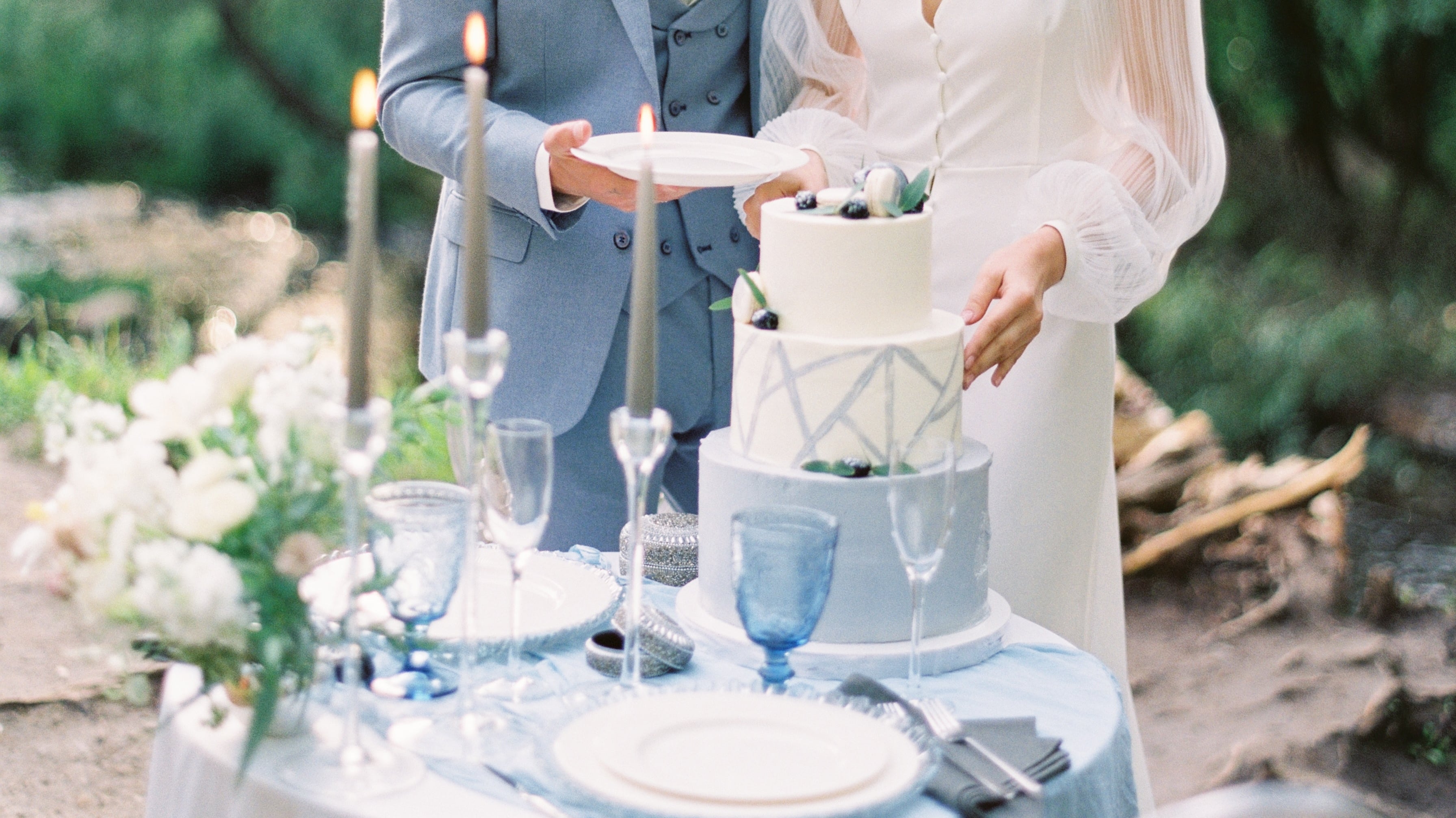 Dama de honra rouba bolo do casamento por conta de atitude da noiva