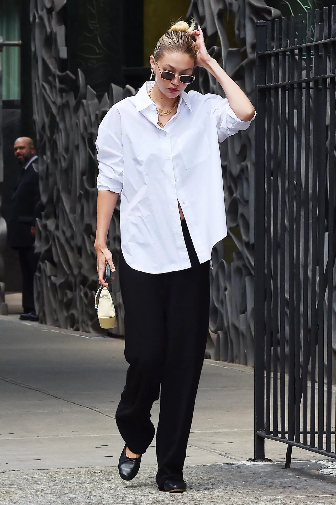 Gigi Hadid traz de volta a sapatilha bailarina em look bem elegante