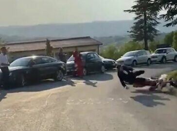 Noivo faz entrada triunfal de moto no casamento e quebra a clavícula