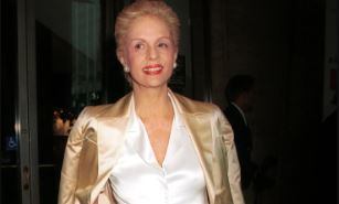 Carolina Herrera usando satín