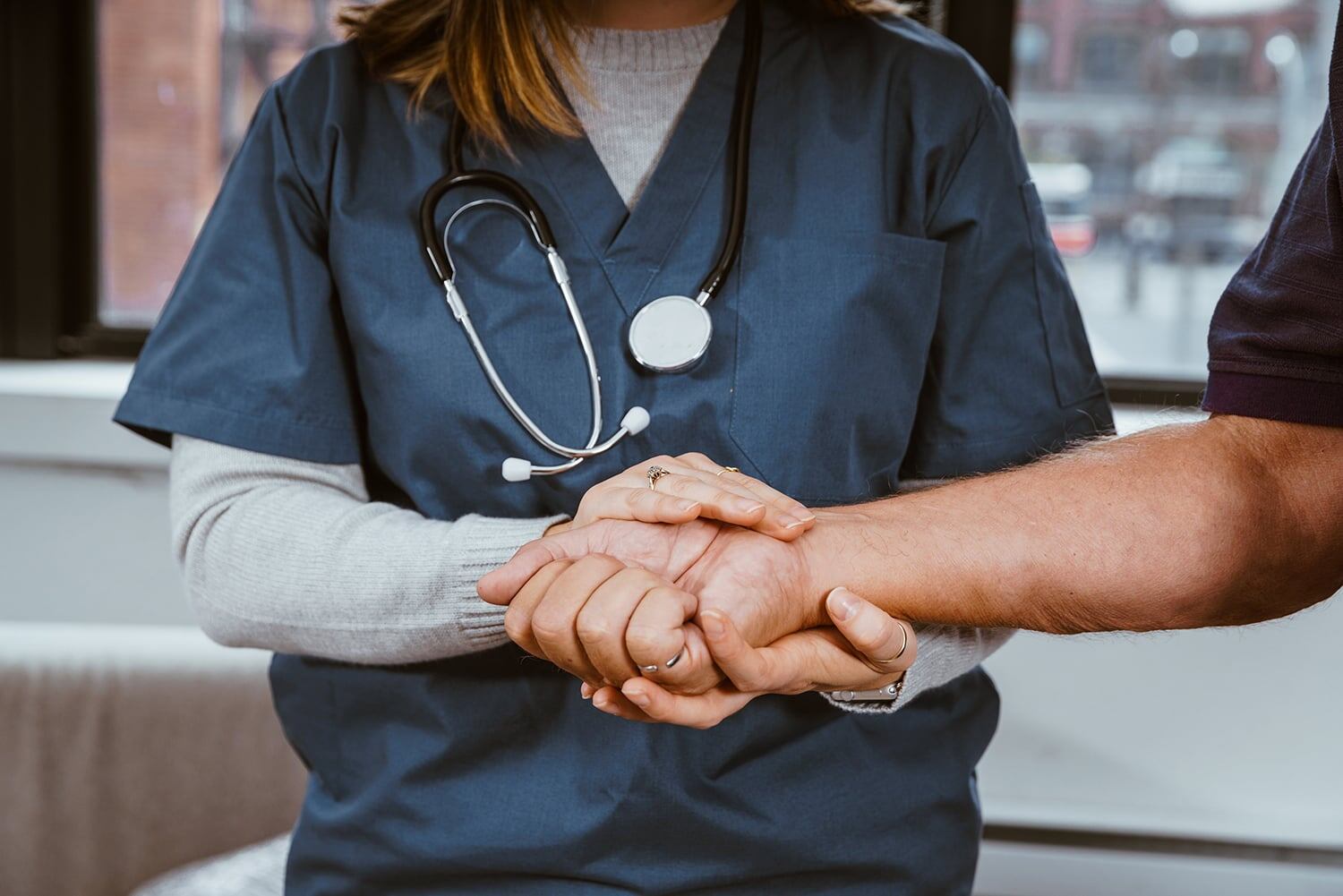 Inmigrante asegura que está endeduda luego de acudir al hospital varias veces.