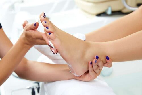 4 maneiras saudáveis de curar as unhas encravadas dos seus dedos do pé