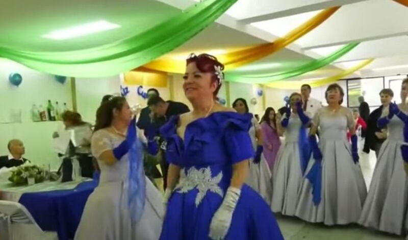 A festa teve direito a valsa e convidados em roupa de gala. Foto: Al Rojo Vivo