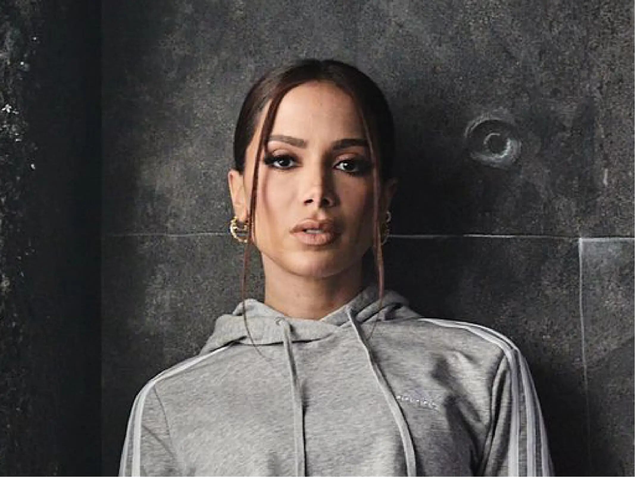 Anitta choca ao simular sexo oral em clipe