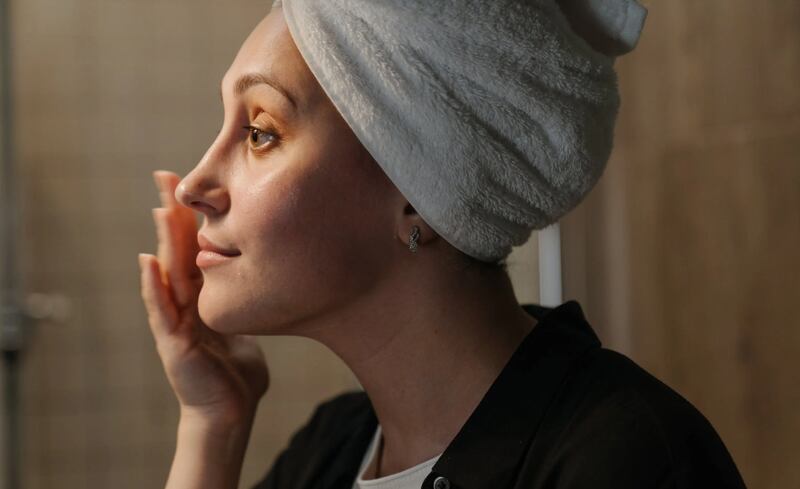 Retinol é usado principalmente para tratar linhas finas, rugas, manchas solares e outros sinais de danos causados pelo Sol.