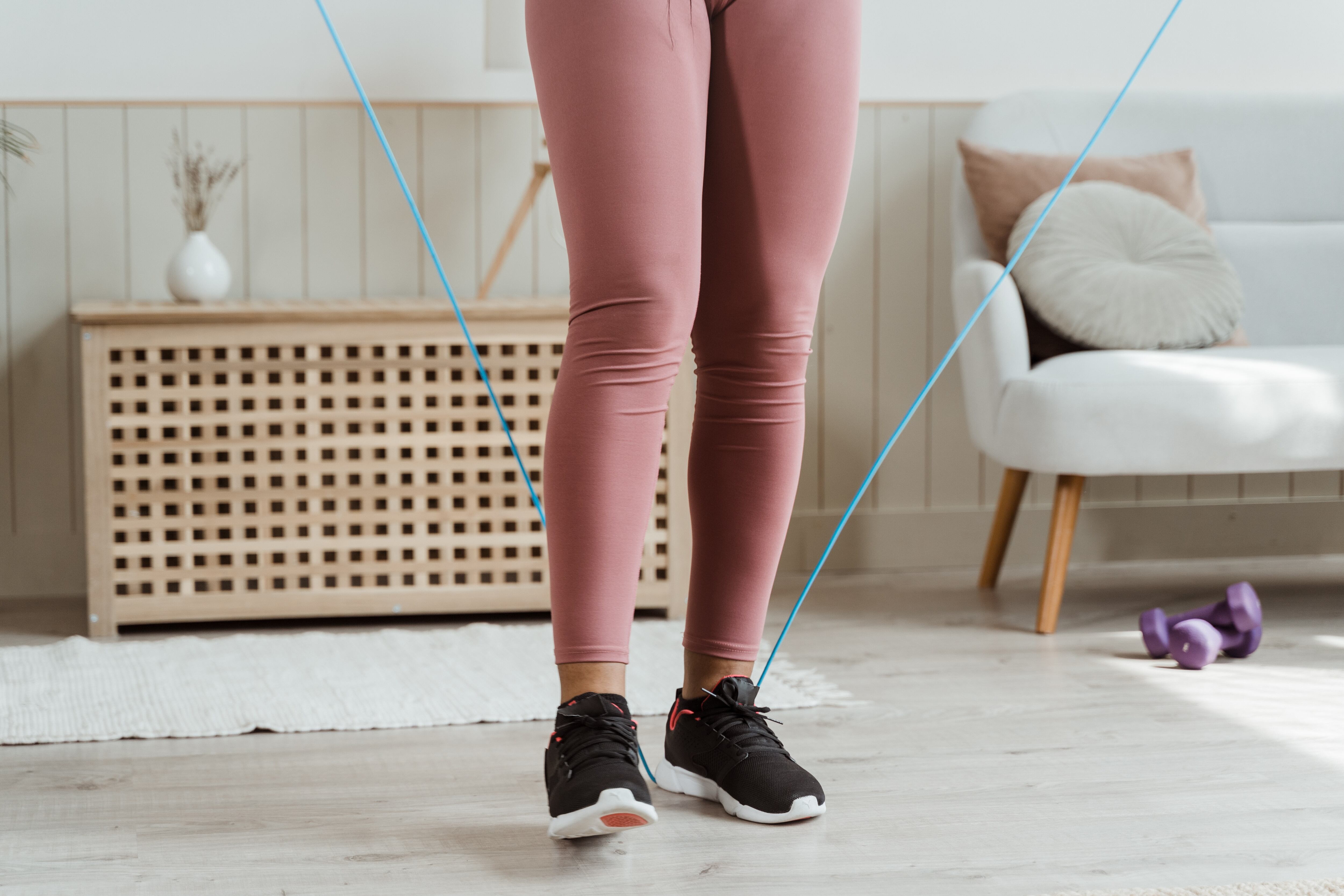 Quer dicas de exercícios físicos? Aprenda este treino caseiro para queimar gordurinhas usando corda