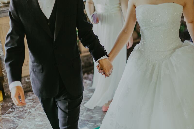 Namorado arma casamento surpresa para mulher sem nem ter pedido ela em noivado