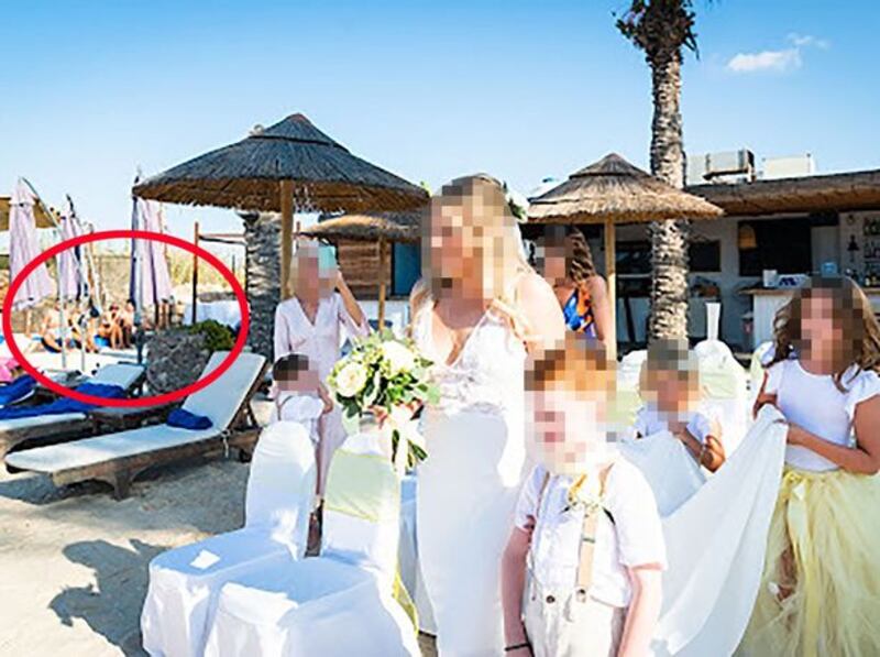 Noiva fica furiosa ao ter sua festa arruinada quando 150 pessoas apareceram seminus no local