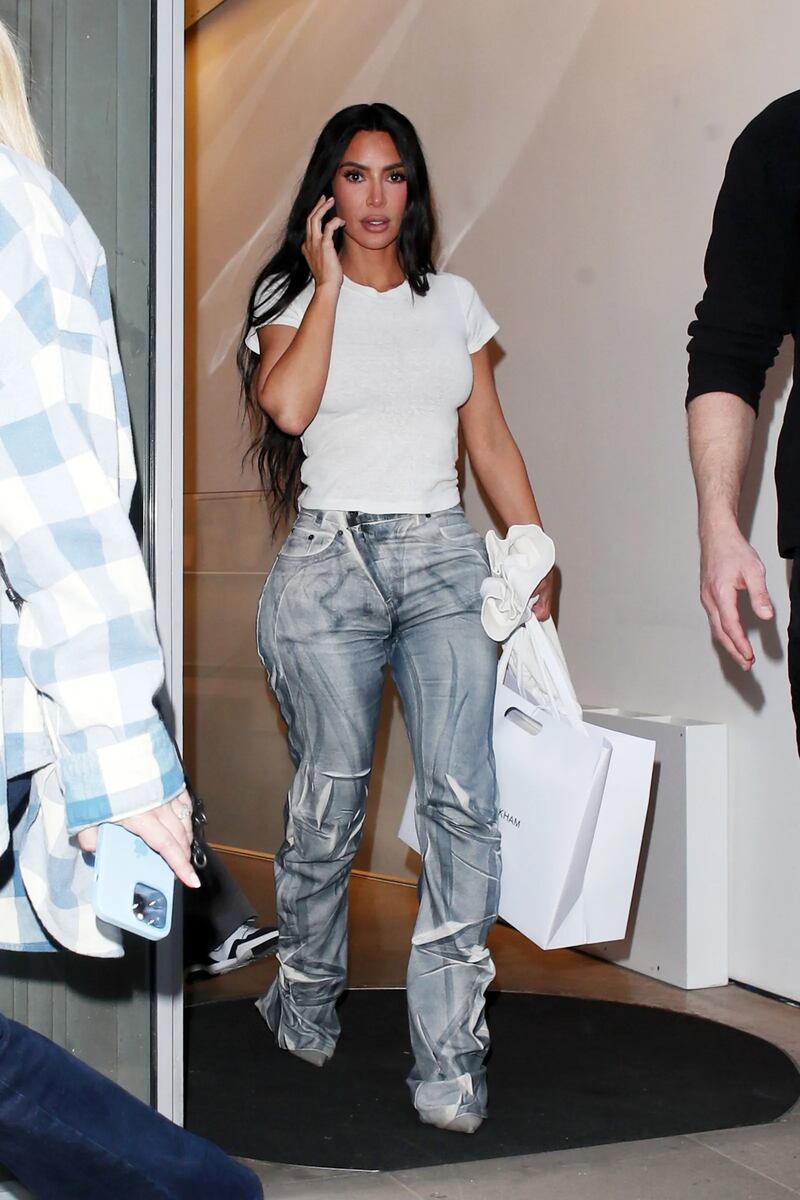 Kim Kardashian provou como a calça jeans pode ser bem-vinda nos looks após os 40 anos