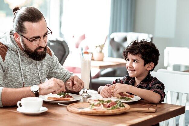 Pai vai a restaurante com filho e o que foi cobrado na conta ele não esperava