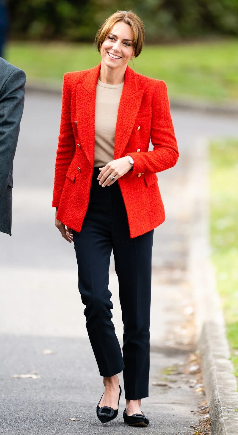 Kate Middleton prova que podemos combinar o penteado com o look de forma fácil e elegante