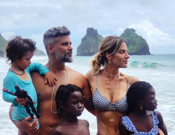 Giovanna Ewbank e Bruno Gagliasso posam em Fernando de Noronha acompanhados dos filhos