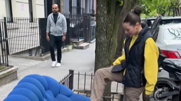 Jovem viraliza no TikTok após encontrar sofá de R$ 40 mil jogado na rua de Nova York e levá-lo para casa