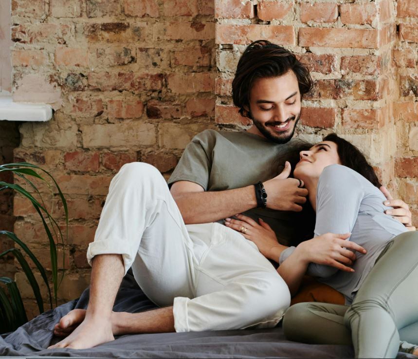 Solo un hombre realmente enamorado acaricia el rostro de una mujer