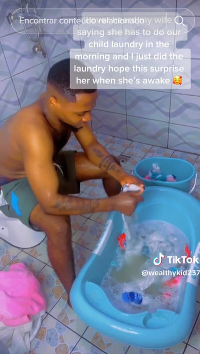 Homem viraliza após aparecer lavando as roupas da filha enquanto a esposa descansa