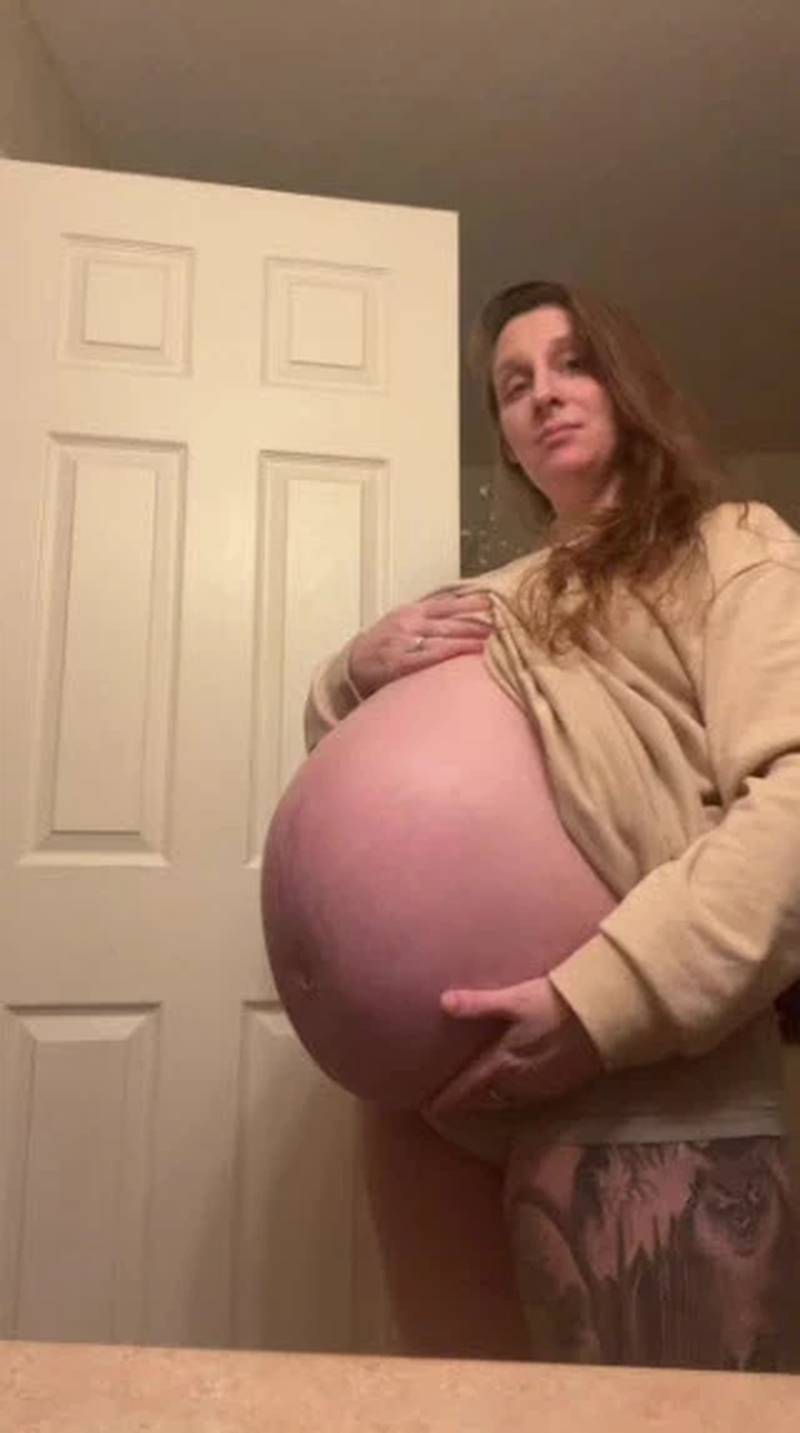 A barriga da gravidez de uma mãe vem dando o que falar no TikTok