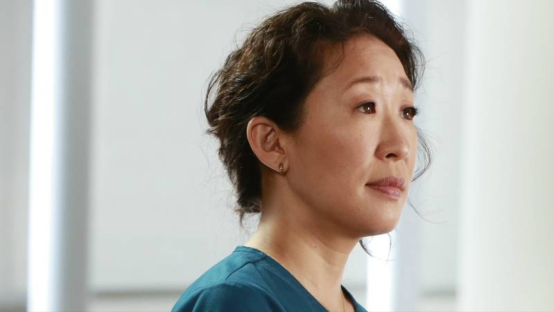 Sandra Oh completa 50 anos e cita Cristina Yang, de ‘Grey’s Anatomy’, em mensagem de agradecimento