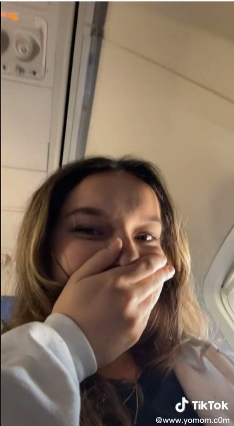 Mulher viraliza ao mostrar momento exato da quebra da janela do avião