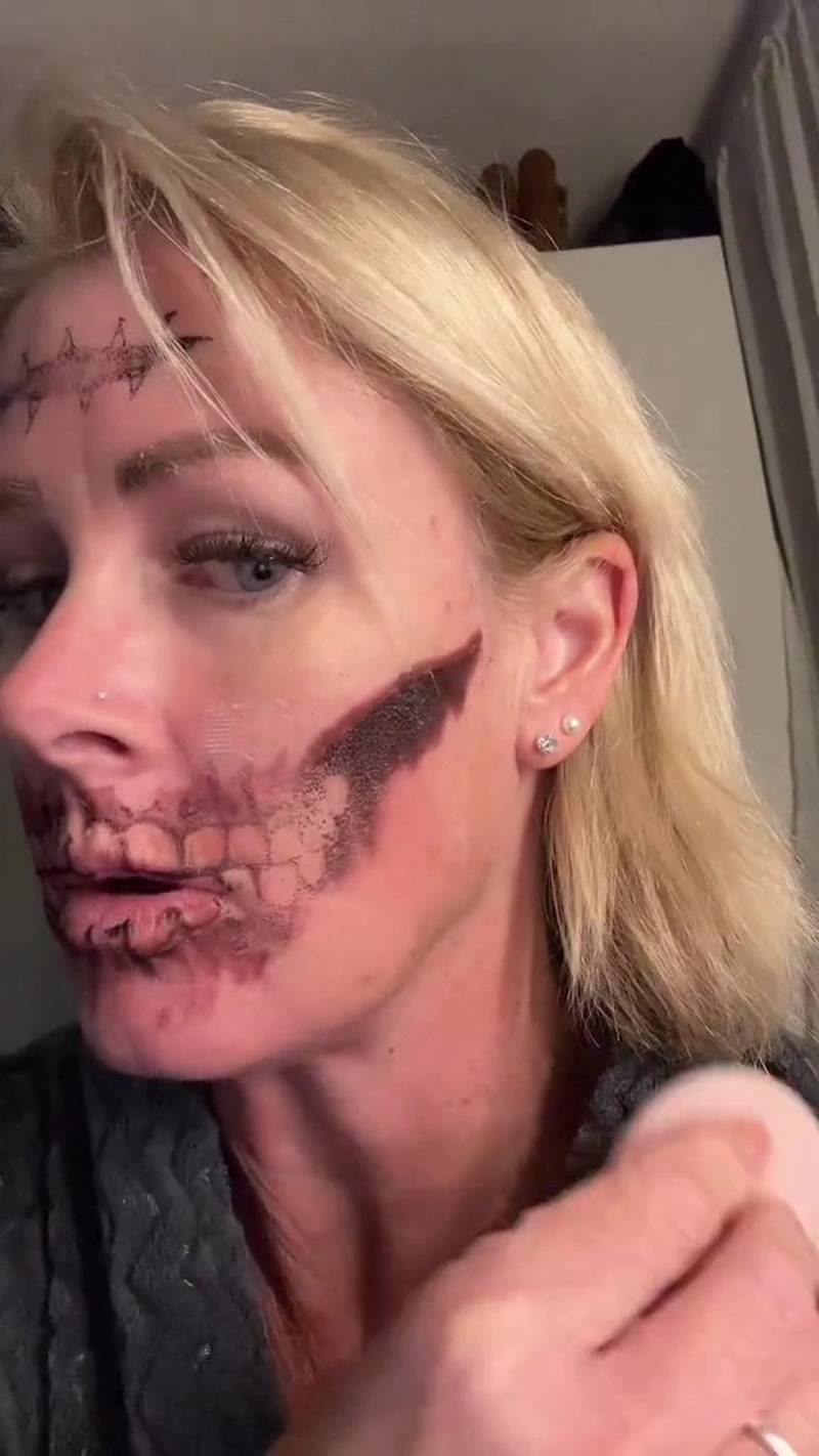 Mulher viraliza ao não conseguir retirar tatuagem temporária de Halloween no rosto