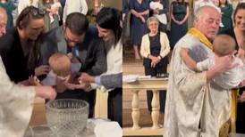 [Vídeo]: Bebê aplaude e comemora o próprio batismo e viraliza no TikTok
