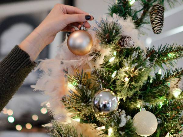 A chave para decorar a sua árvore de Natal de forma espetacular é simples
