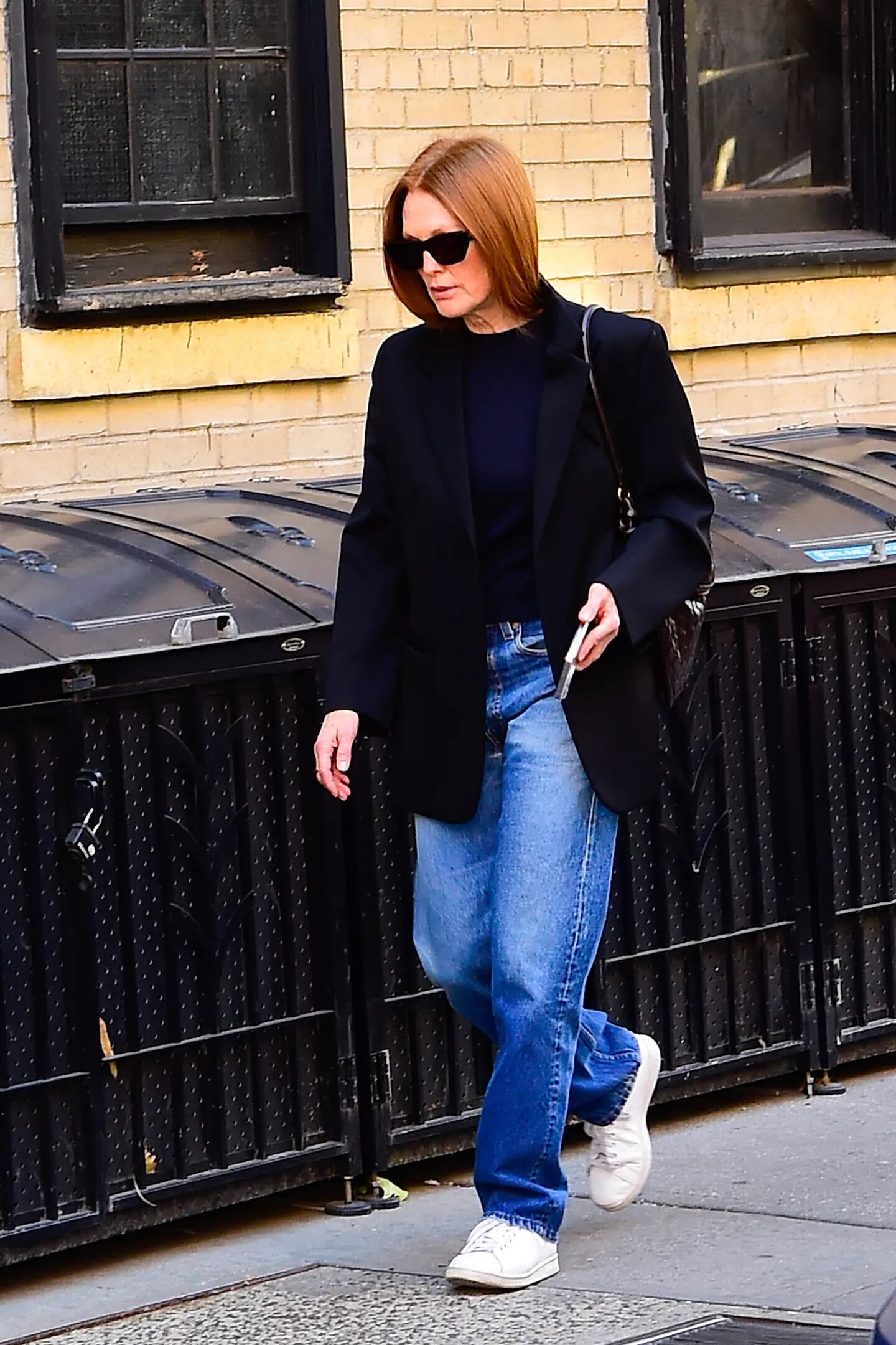 Julianne Moore ensina como usar jeans para um look elegante aos 60 anos